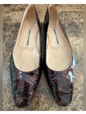 Manolo Blahnik. Tortoiseshell
Flats. Size 5.5.